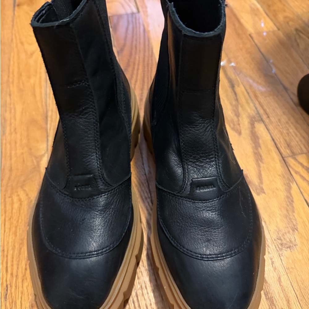 Sorel Black Leather Ankle Boots with Brown Soles